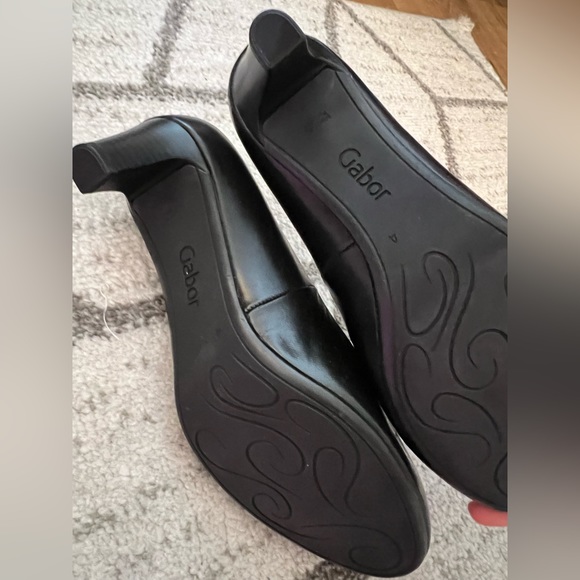 BNWOT European heels - Picture 3 of 3